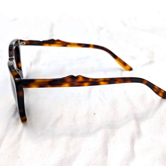 Illesteva Lisbon Sunglasses in Havana / Grey - Picture 5 of 11